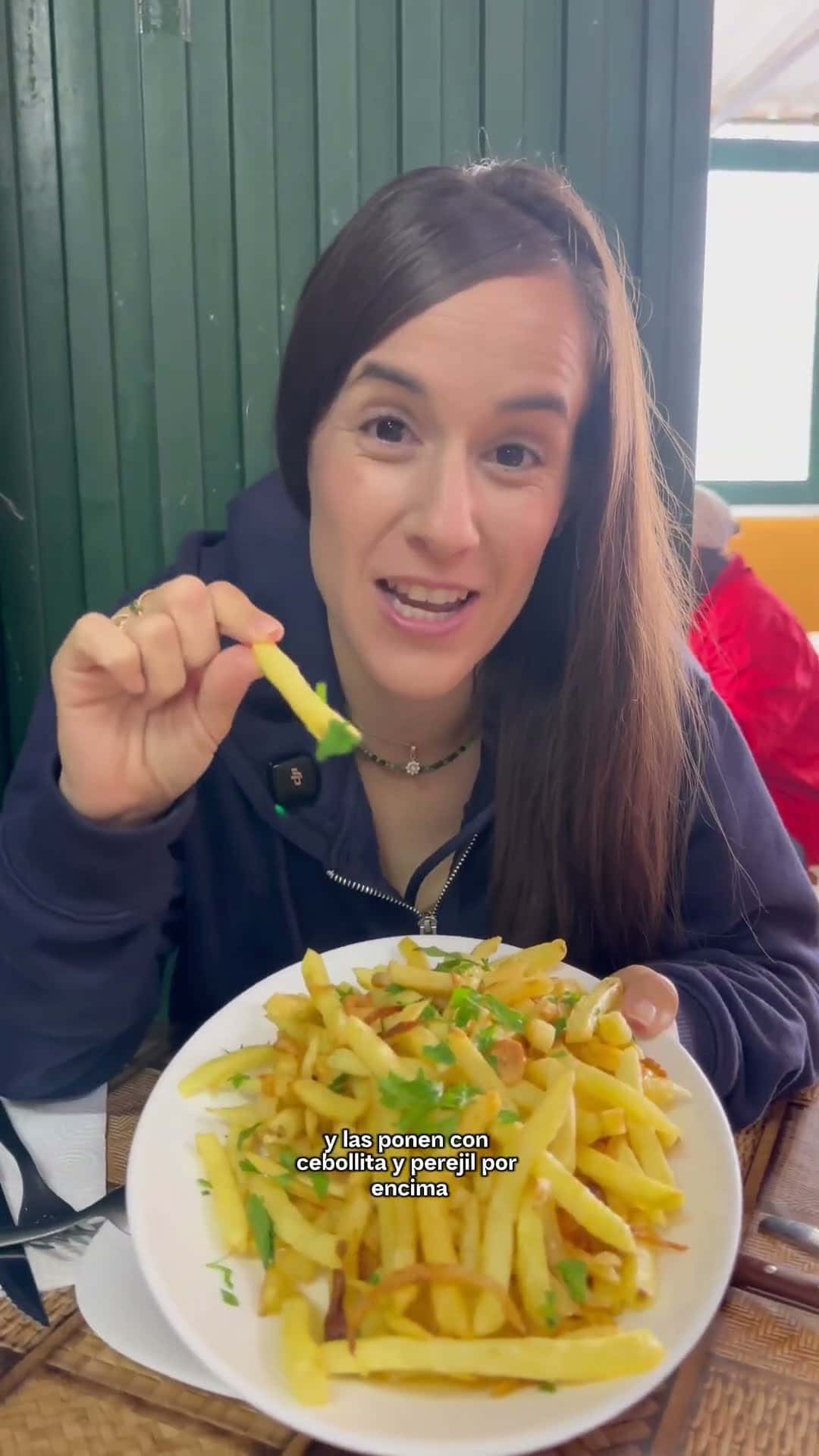 Fotograma de la visita de Jonay y Joana a Bodega Zacatín (Guachinche El Churrasco)