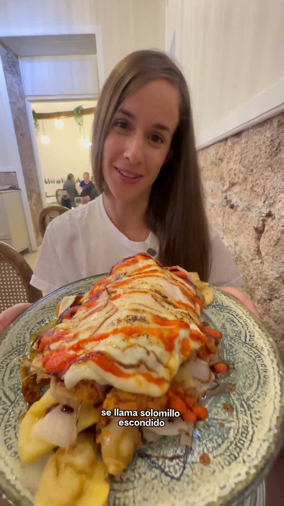 Fotograma de la visita de Jonay y Joana a La Plaza Gastrobar