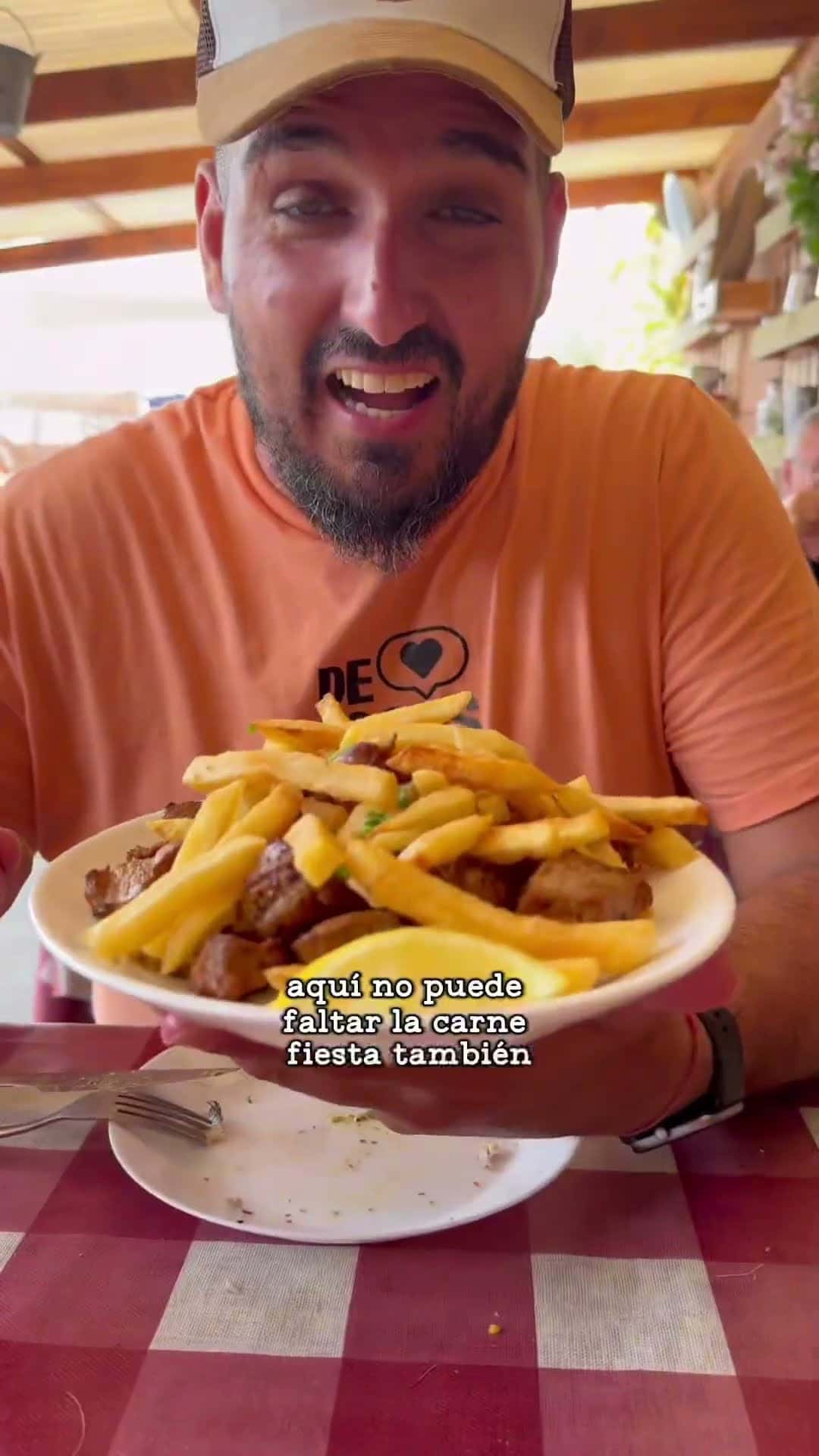 Fotograma de la visita de Jonay y Joana a Guachinche "El Borgoñón" de Sandra