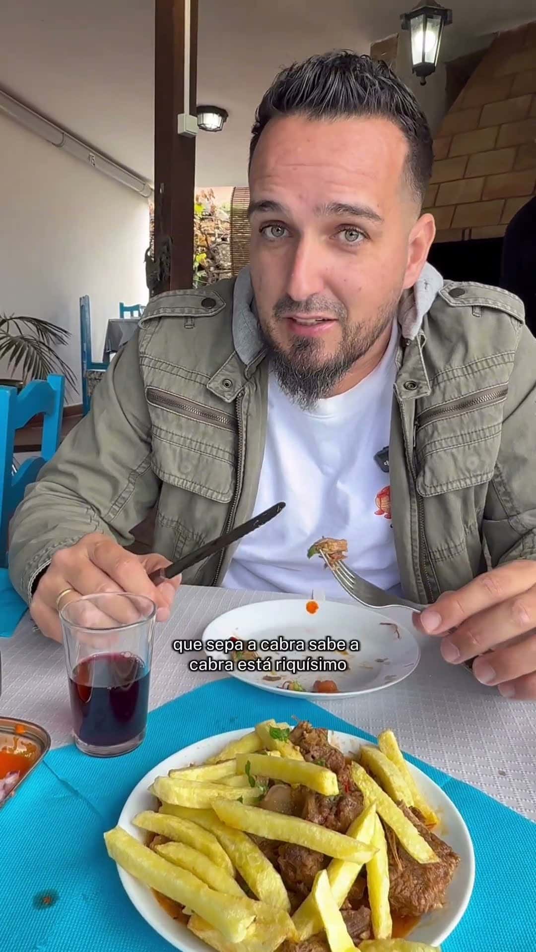 Fotograma de la visita de Jonay y Joana a Guachinche Don Trino