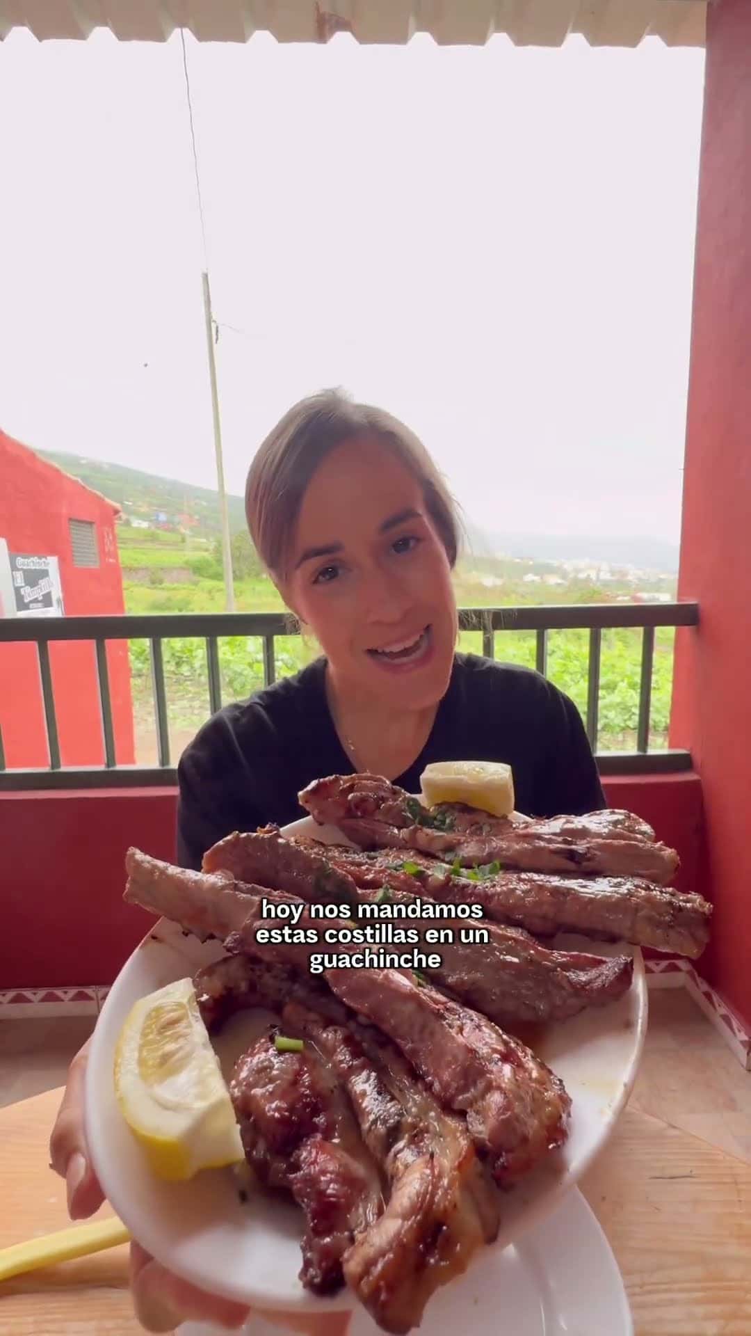 Fotograma de la visita de Jonay y Joana a Guachinche El Timplillo