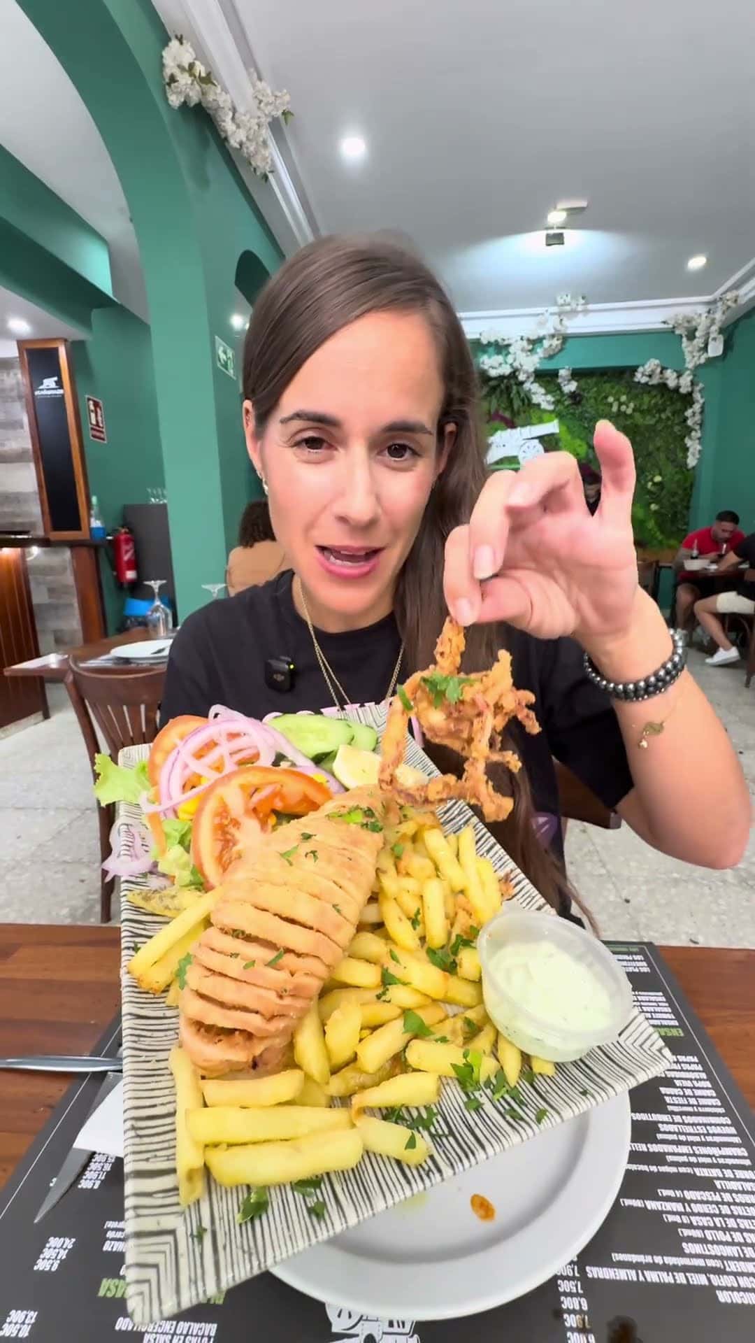 Fotograma de la visita de Jonay y Joana a Guachinche El Cañonazo