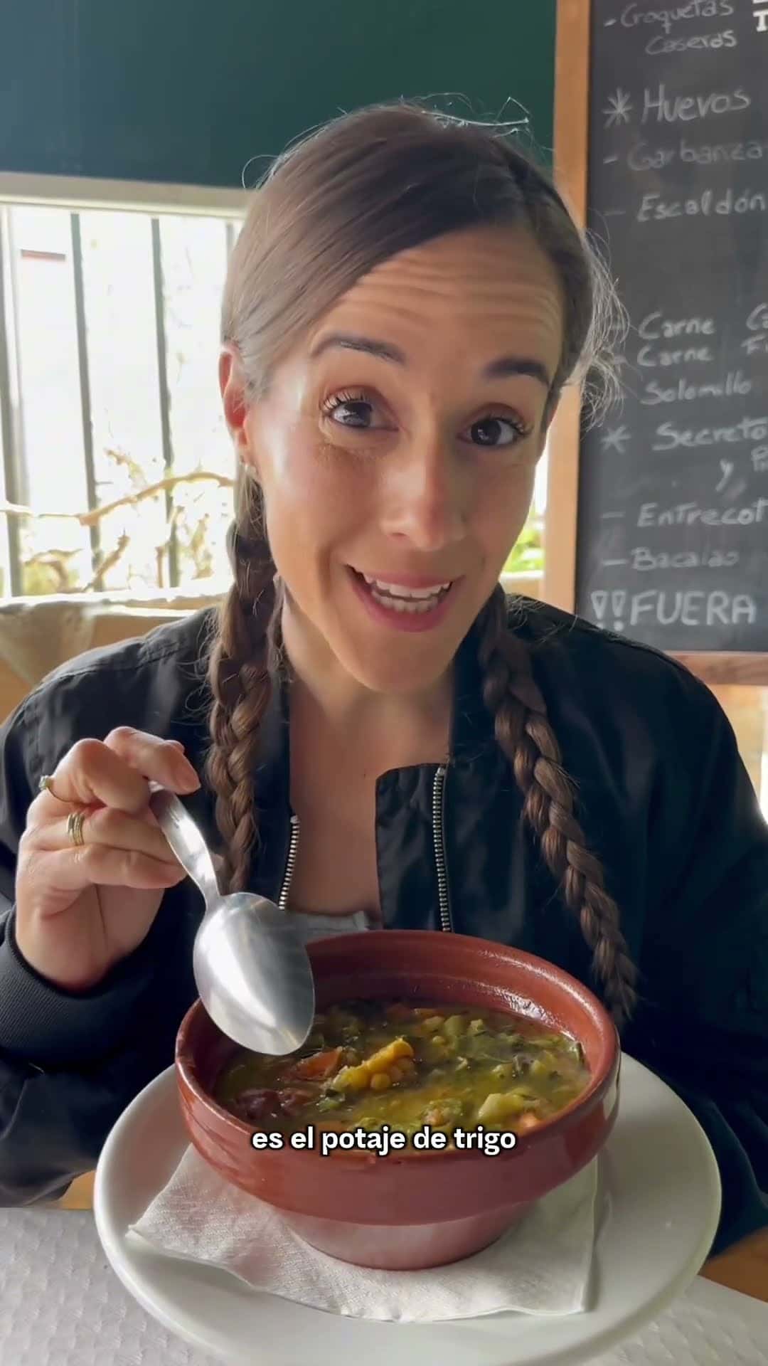 Fotograma de la visita de Jonay y Joana a La Vespa Cocina Canaria
