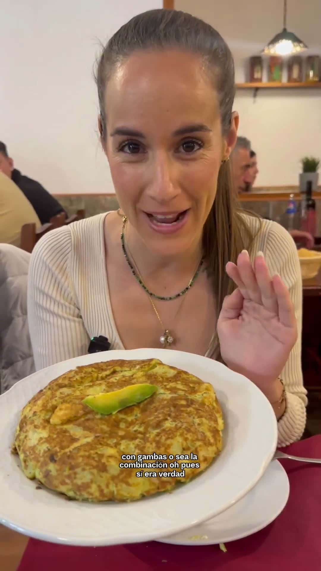 Fotograma de la visita de Jonay y Joana a Guachinche Argelio Las Gavias