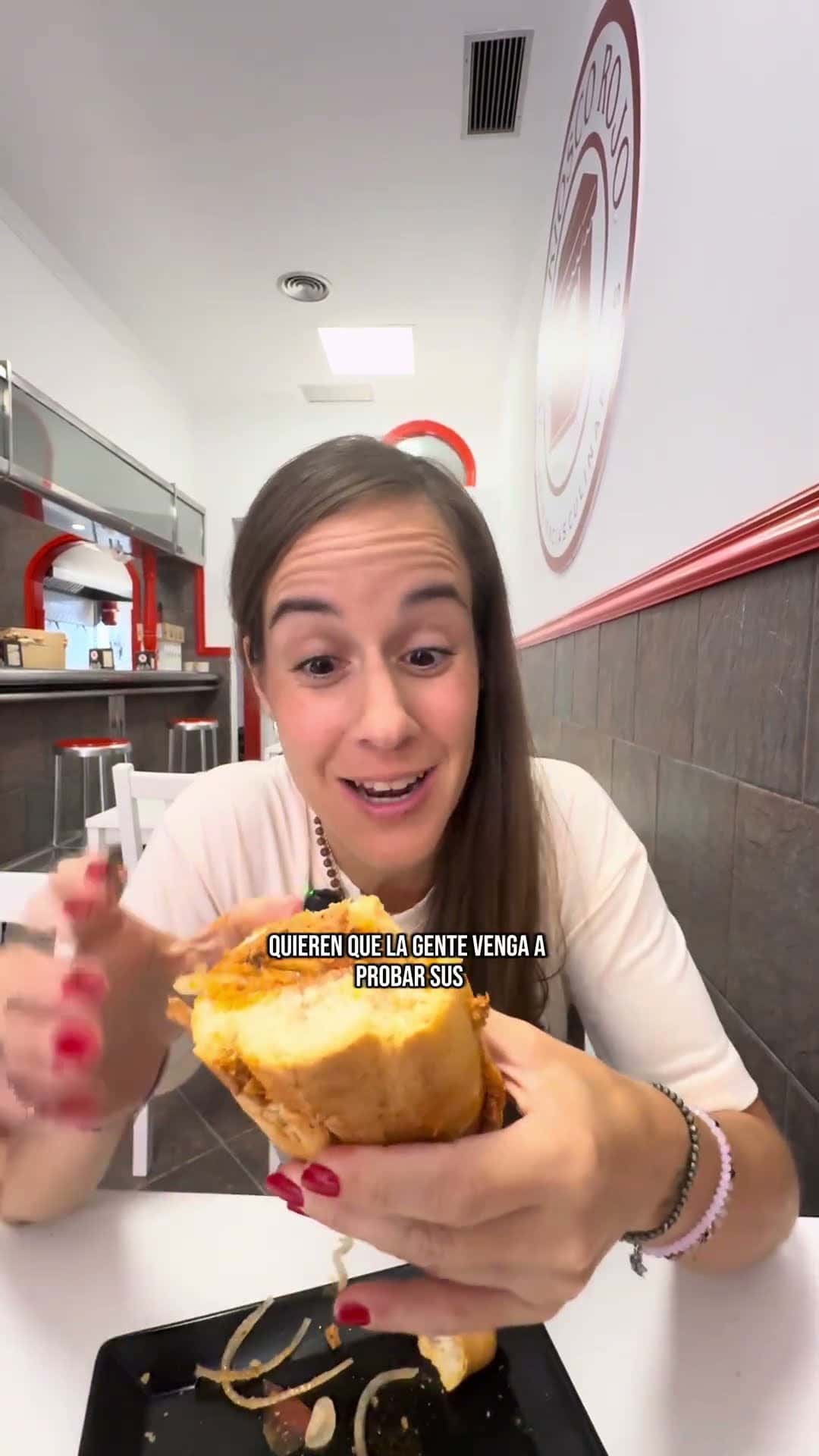 Fotograma de la visita de Jonay y Joana a Kiosco Rojo, El Contenedor