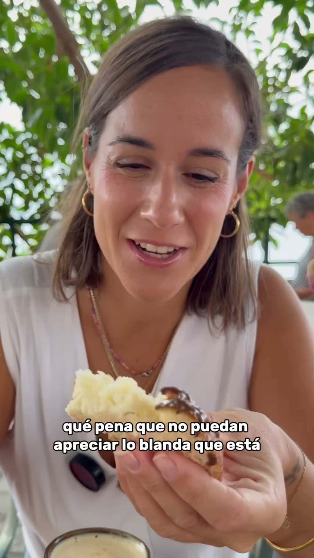 Fotograma de la visita de Jonay y Joana a Dulcería Panadería Mimila