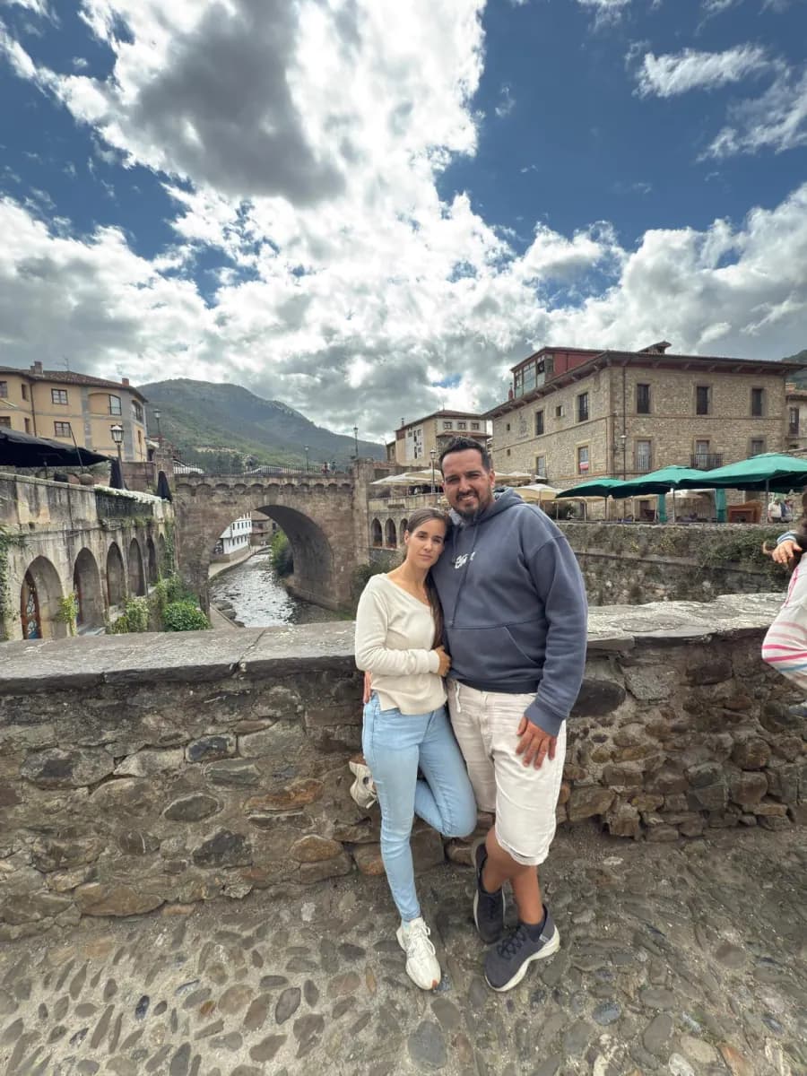 Jonay y Joana en el puerto de Cudillero, Asturias