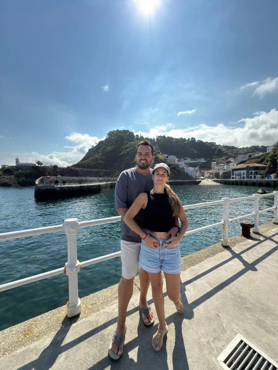 Jonay y Joana en el puente de Potes, Cantabria